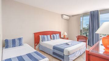 Zimmersafe, Schreibtisch, VerdunkelungsvorhĂ€nge, BĂŒgeleisen/BĂŒgelbrett