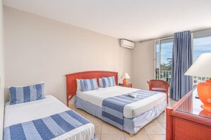 Safe på rommet, skrivebord, blendingsgardiner og strykejern/-brett