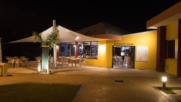 Petit déjeuner, déjeuner et dßner servis sur place, vue sur la mer