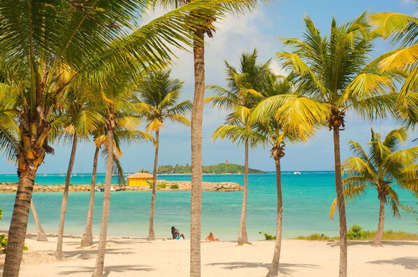 Plage, sable blanc, chaises longues, parasols