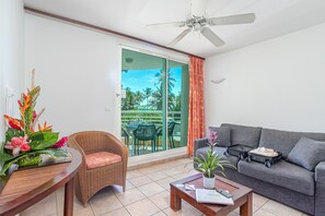 Leilighet, 1 soverom | Oppholdsområde | En 80-centimeters Flatskjerm-TV med Parabol-TV samt TV