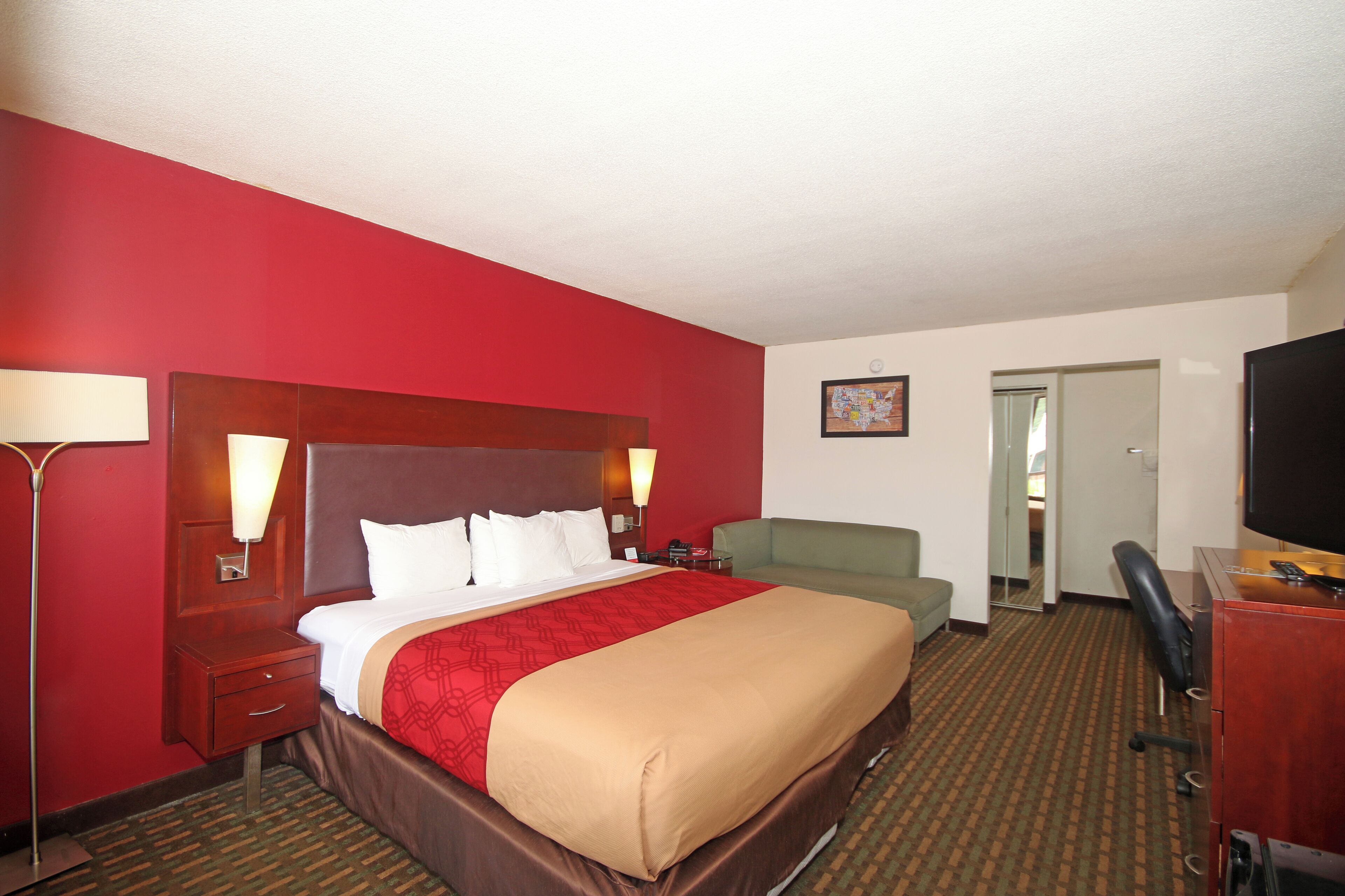 Una scrivania, postazione laptop, tende oscuranti, ferro/asse da stiro