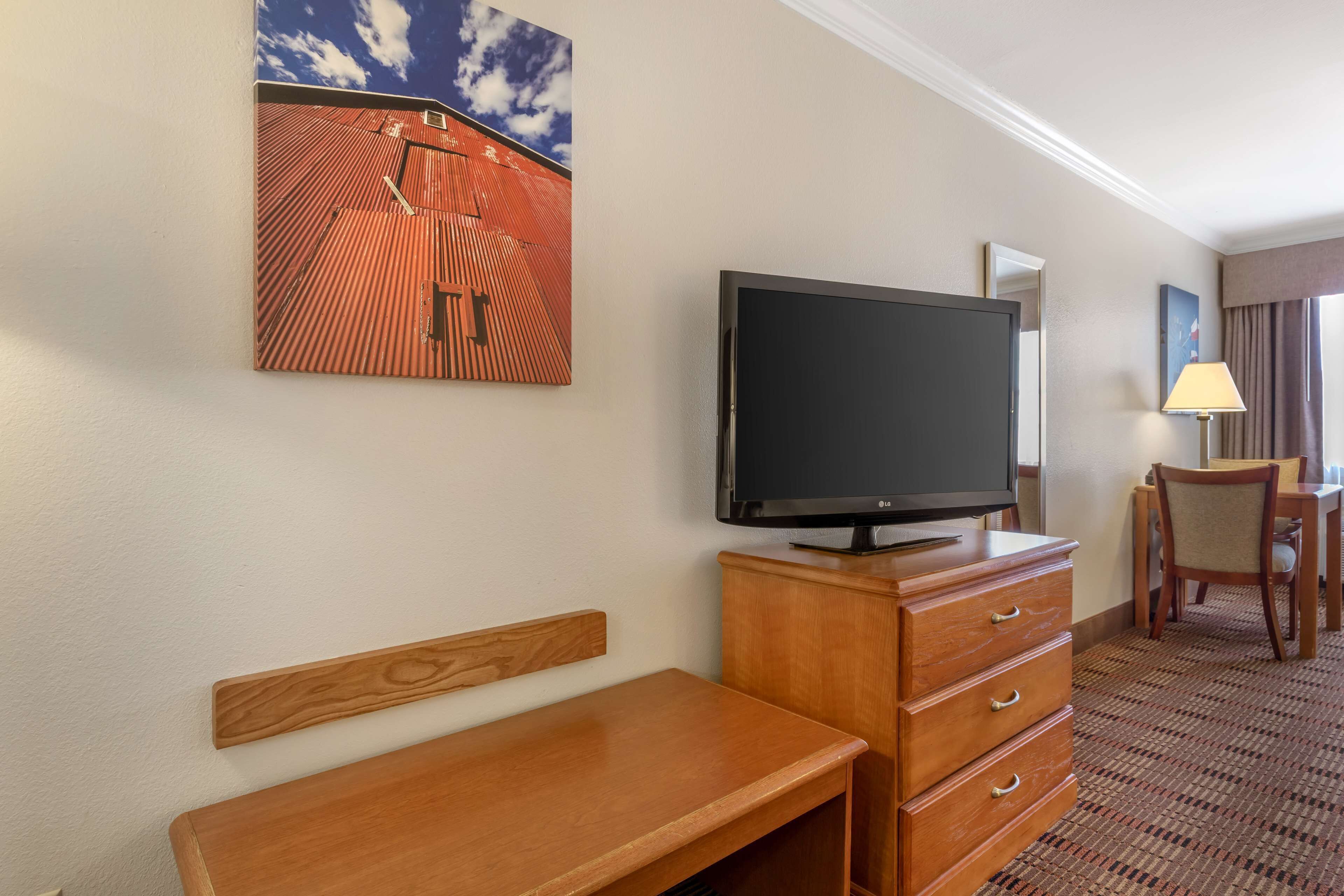 standard room, multiple beds, non smoking, refrigerator & microwave | 1 bedroom, premium bedding, in-room safe, desk