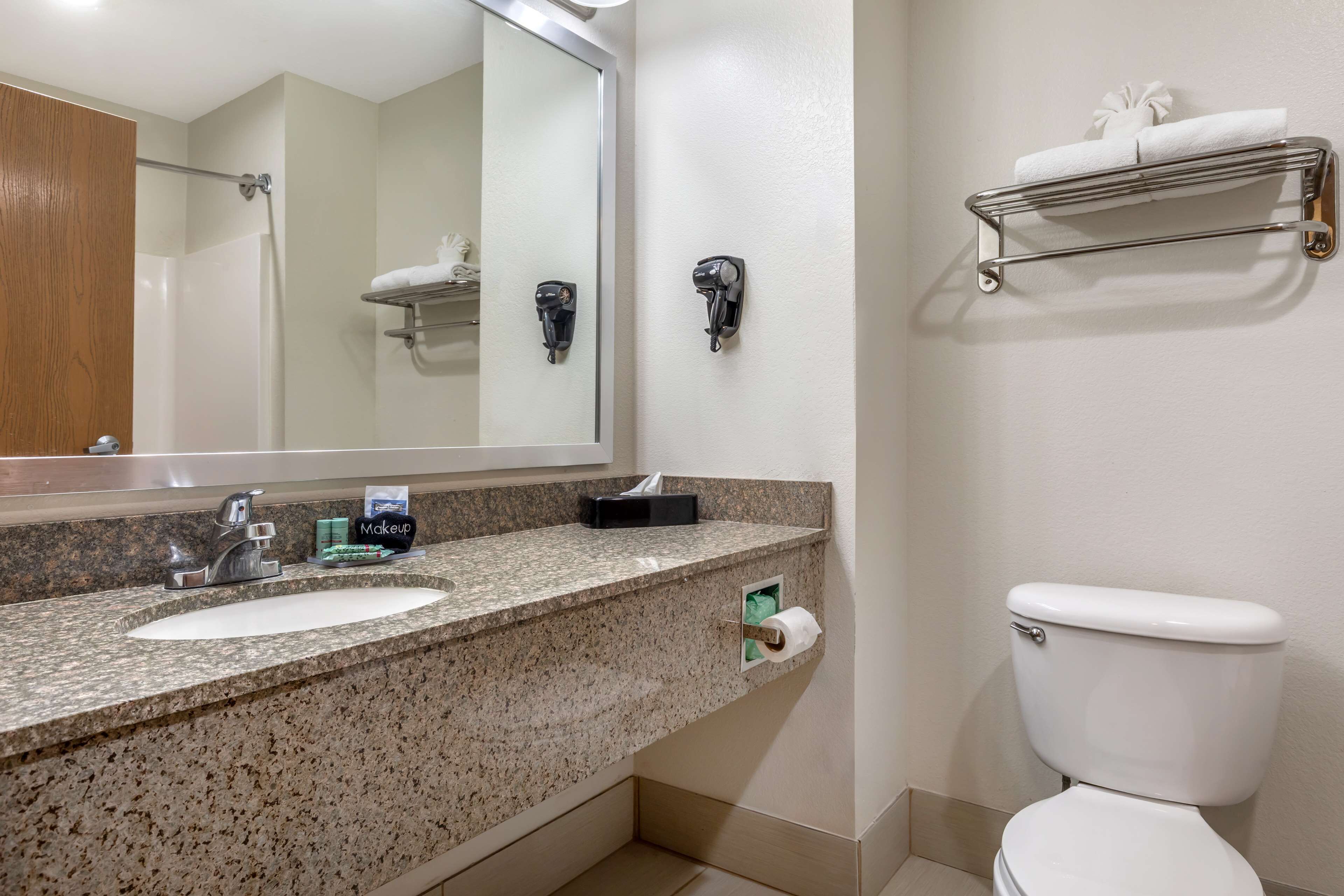 standard room, 1 king bed, non smoking, refrigerator & microwave | bathroom | combined shower/bathtub, deep-soaking bathtub, hydromassage showerhead