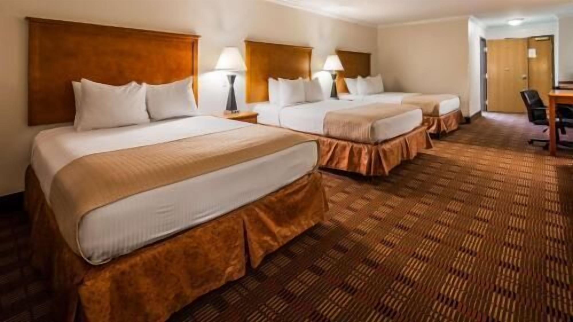 Premium bedding, in-room safe, desk, laptop workspace