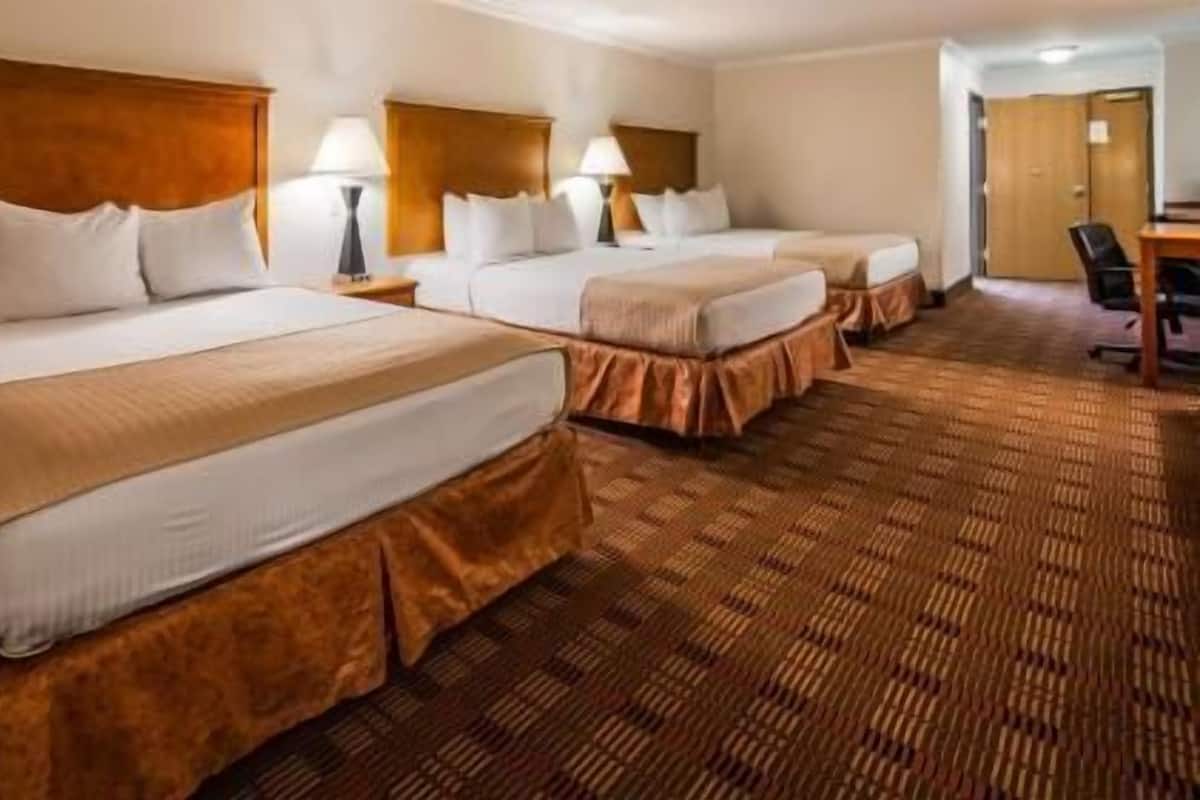 Premium bedding, in-room safe, desk, laptop workspace