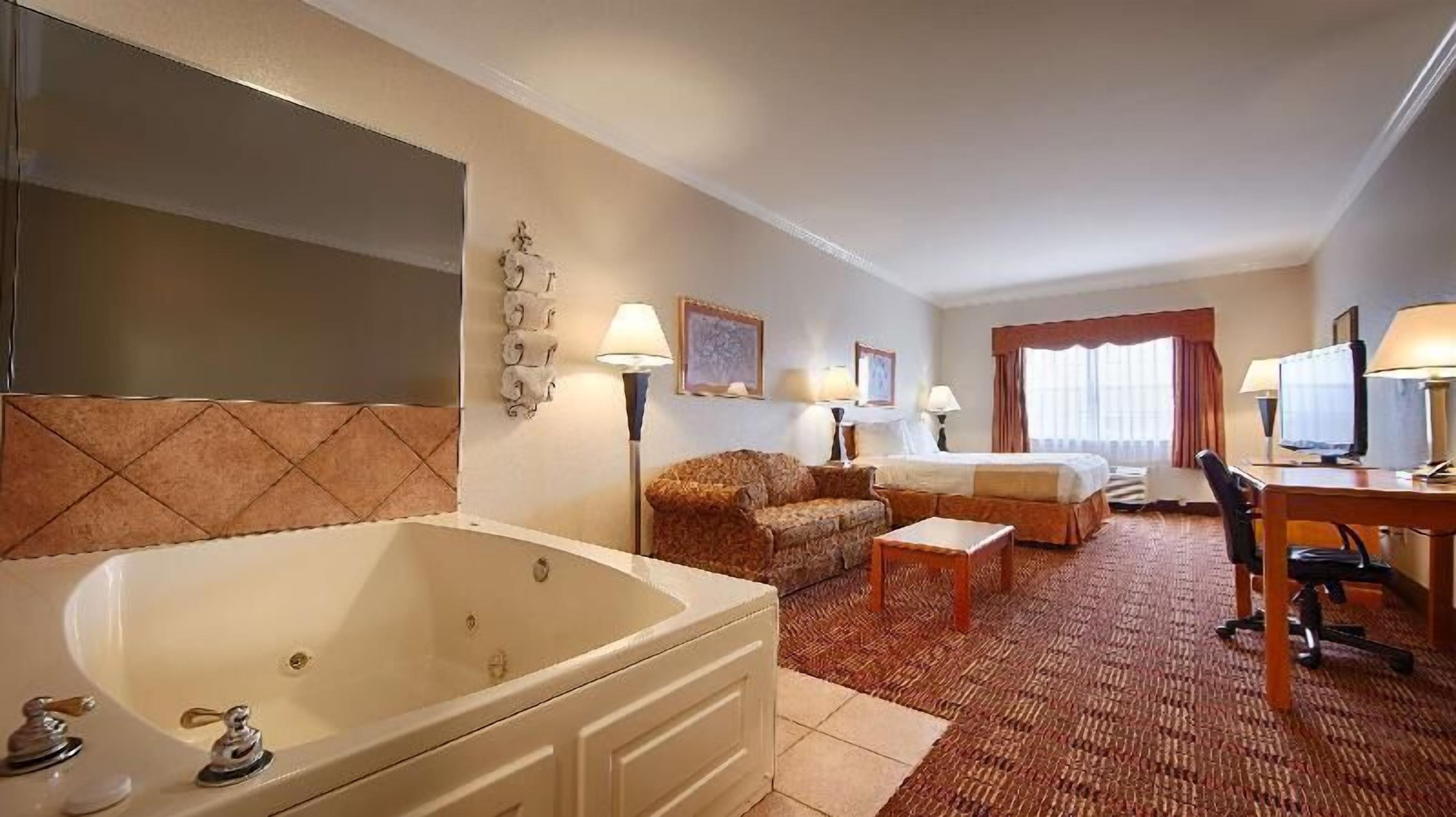 Premium bedding, in-room safe, desk, laptop workspace