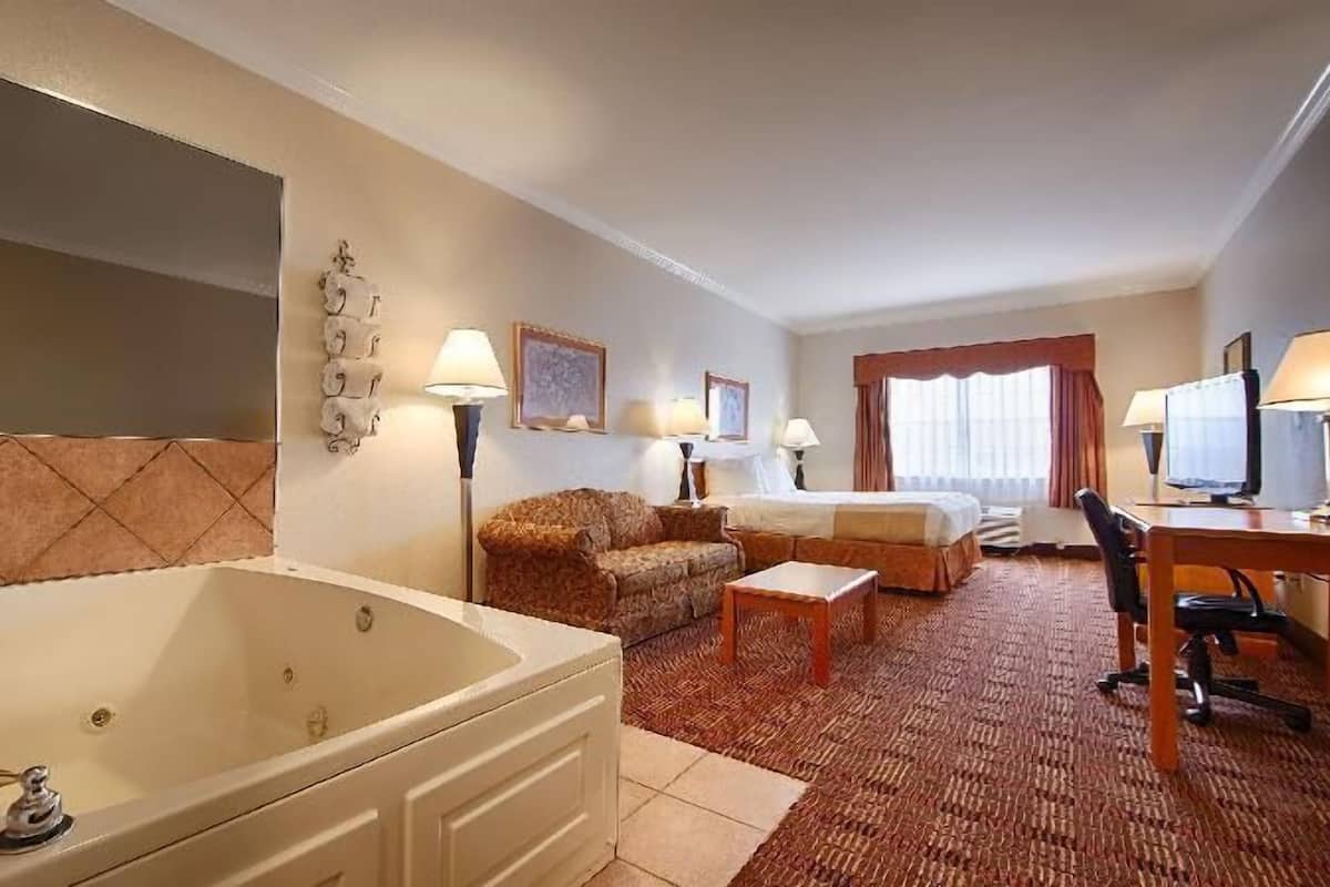 Premium bedding, in-room safe, desk, laptop workspace