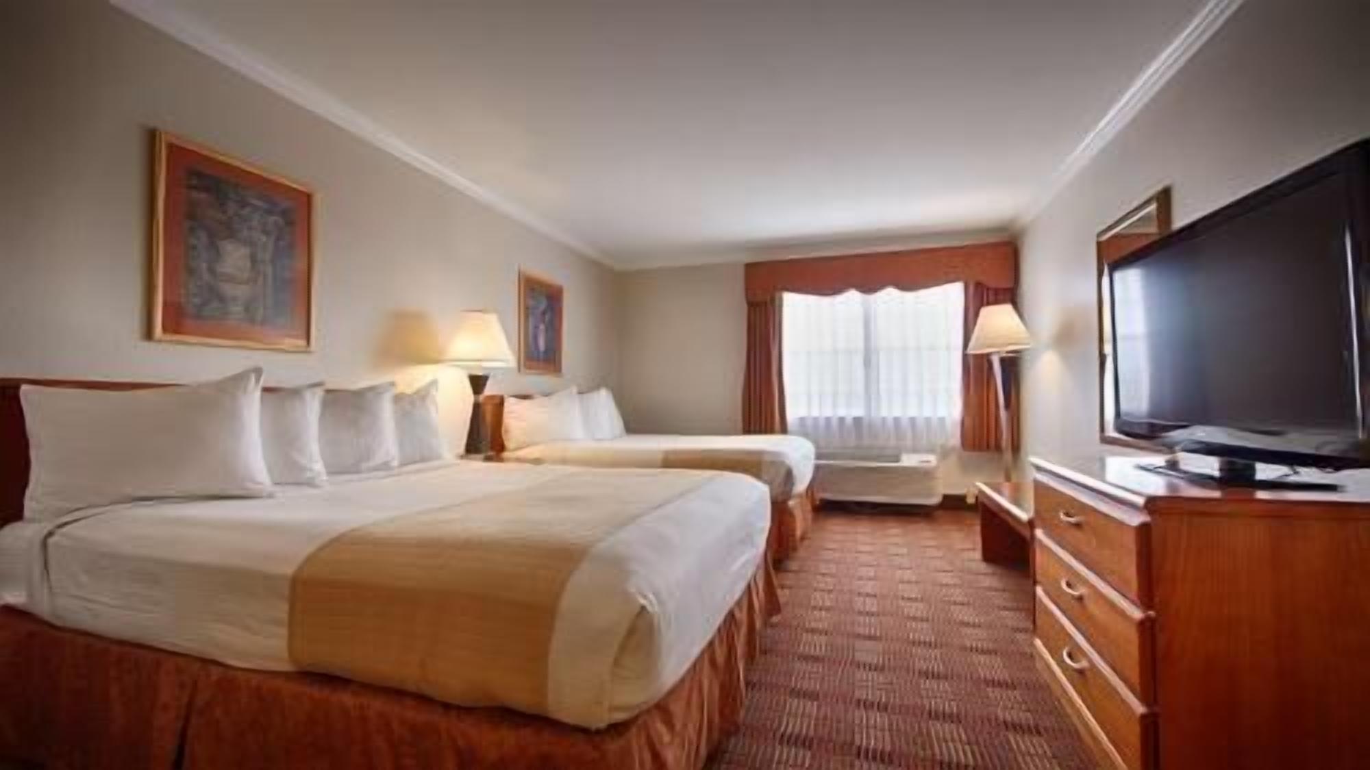 Premium bedding, in-room safe, desk, laptop workspace