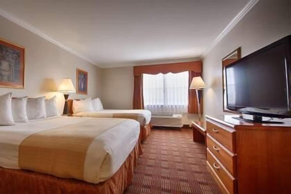 Premium bedding, in-room safe, desk, laptop workspace