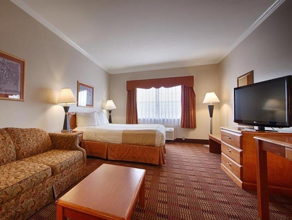 Premium bedding, in-room safe, desk, laptop workspace