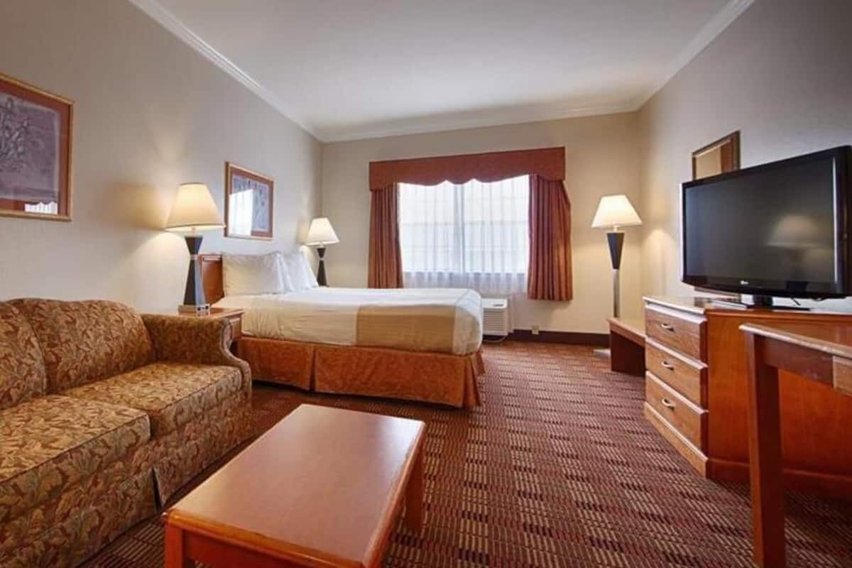 Premium bedding, in-room safe, desk, laptop workspace