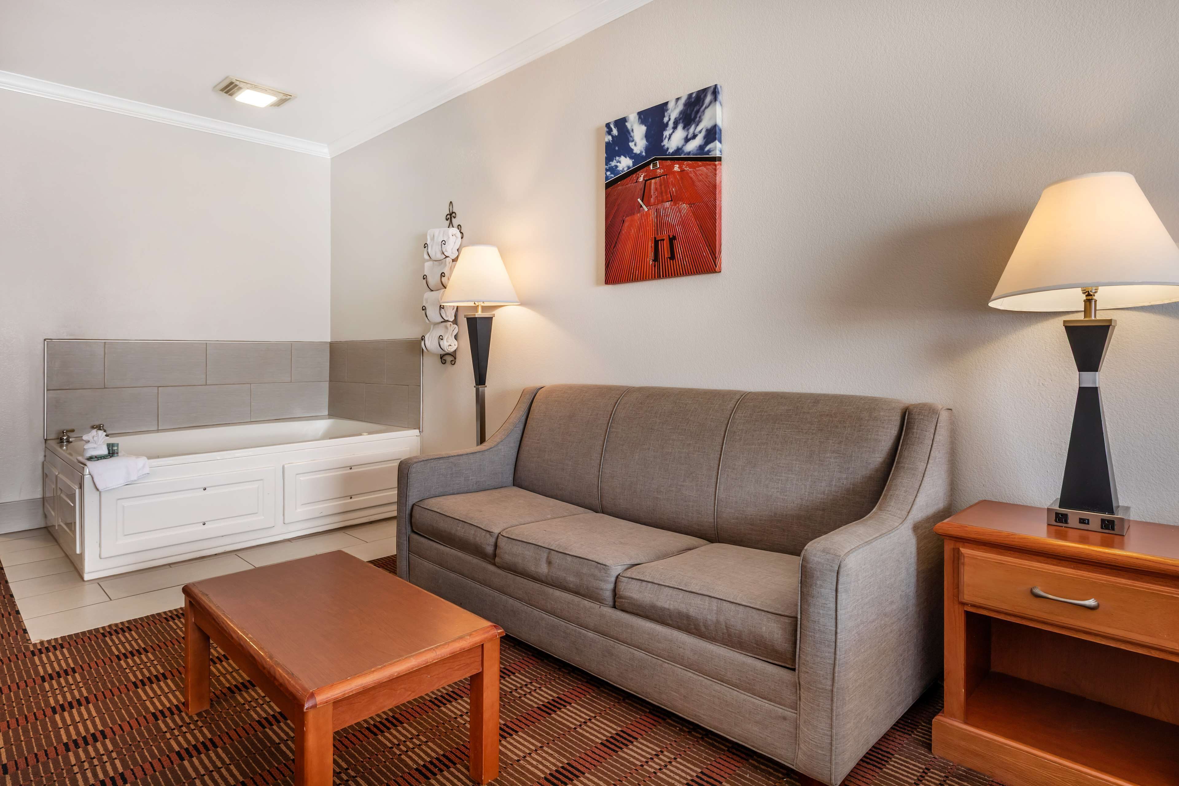 standard room, 1 king bed, non smoking, jetted tub | 1 bedroom, premium bedding, in-room safe, desk