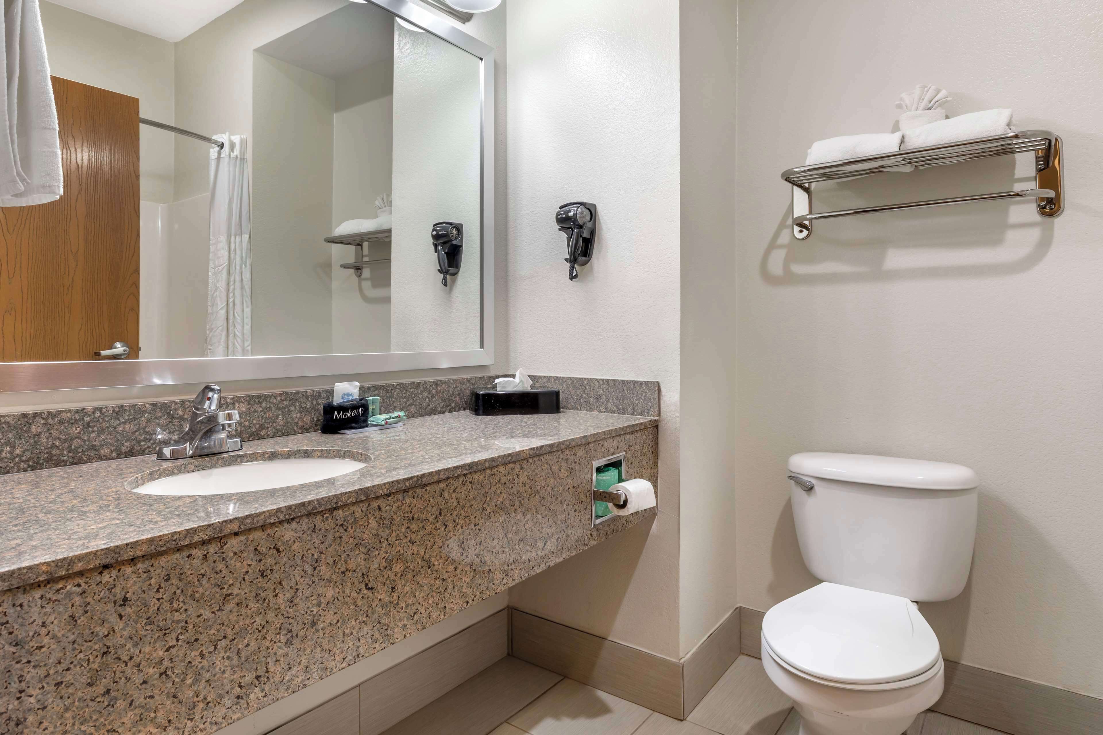 standard room, 1 king bed, non smoking, jetted tub | bathroom | combined shower/bathtub, deep-soaking bathtub, hydromassage showerhead