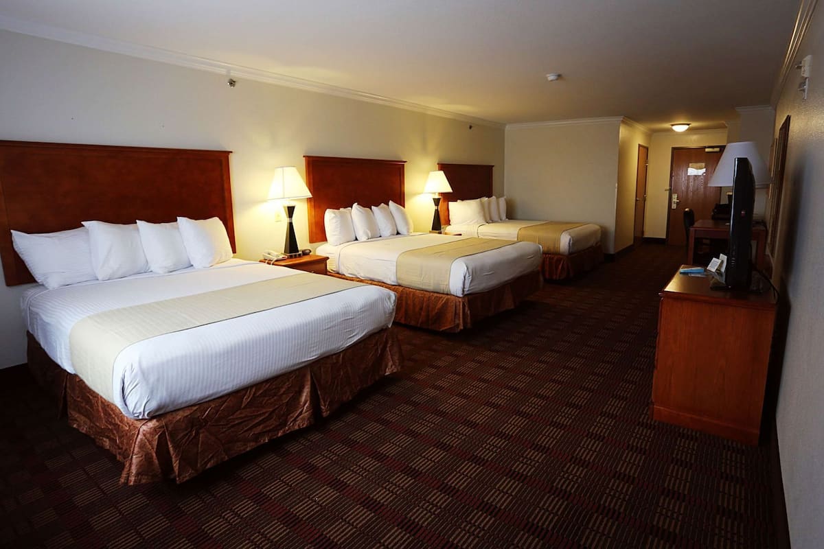 Premium bedding, in-room safe, desk, laptop workspace