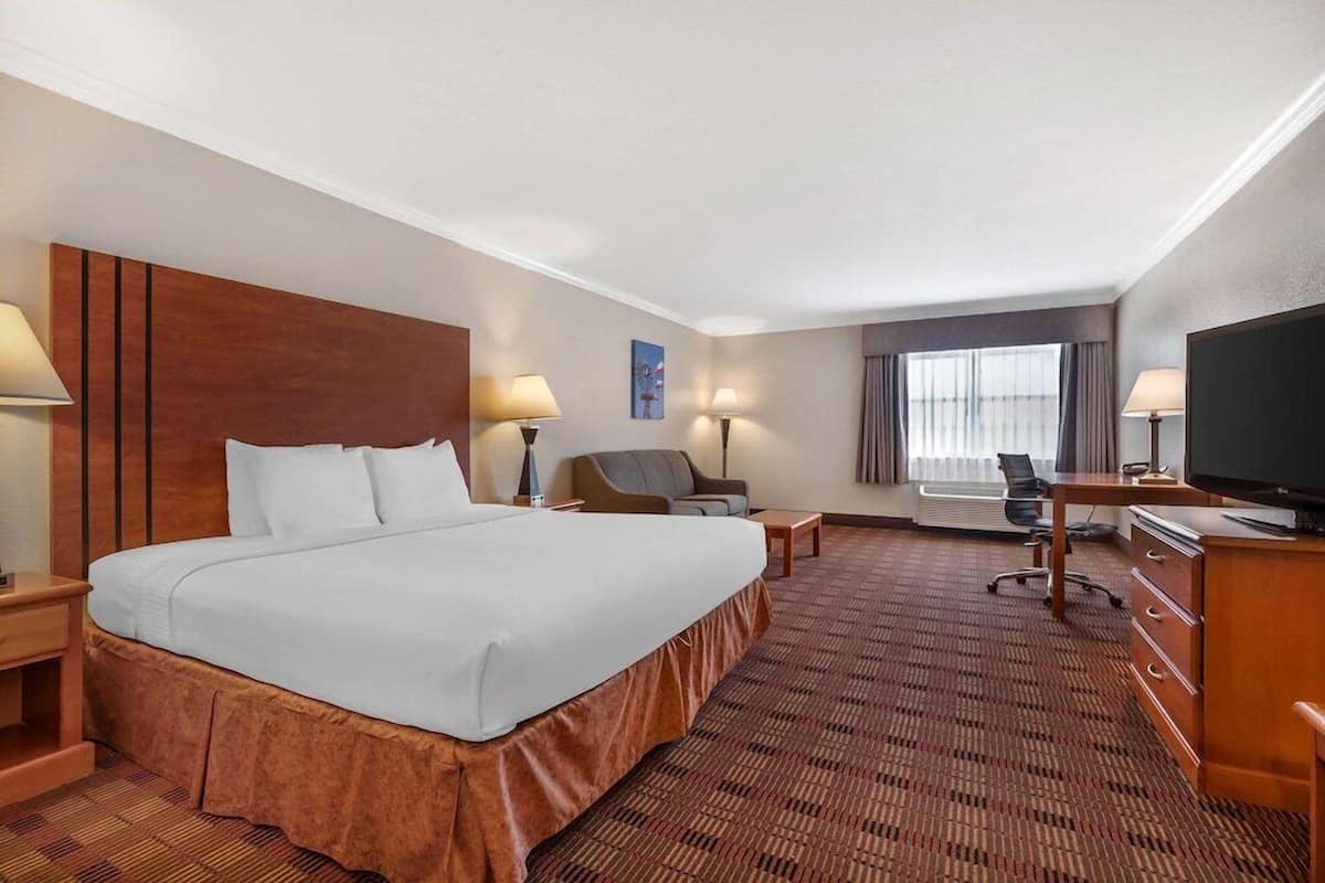 Premium bedding, in-room safe, desk, laptop workspace