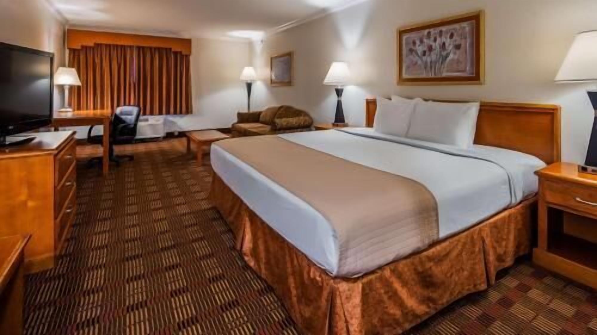 Premium bedding, in-room safe, desk, laptop workspace