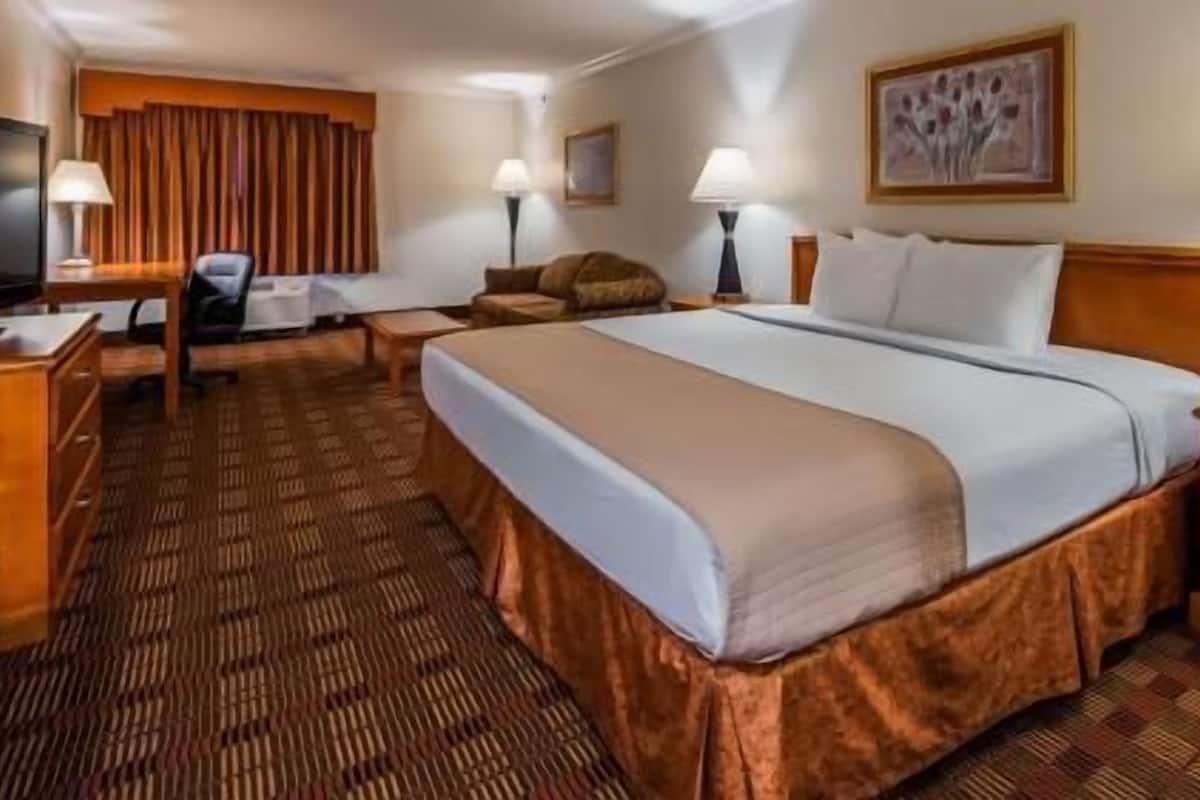 Premium bedding, in-room safe, desk, laptop workspace