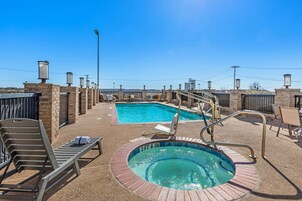 室外游泳池，日光浴躺椅