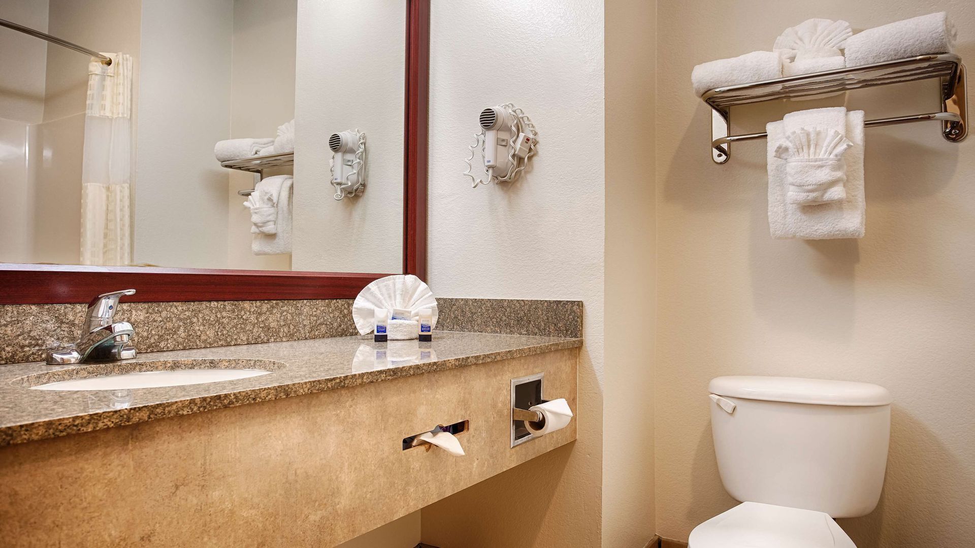 Bathroom | Combined shower/bathtub, deep-soaking bathtub, hydromassage showerhead