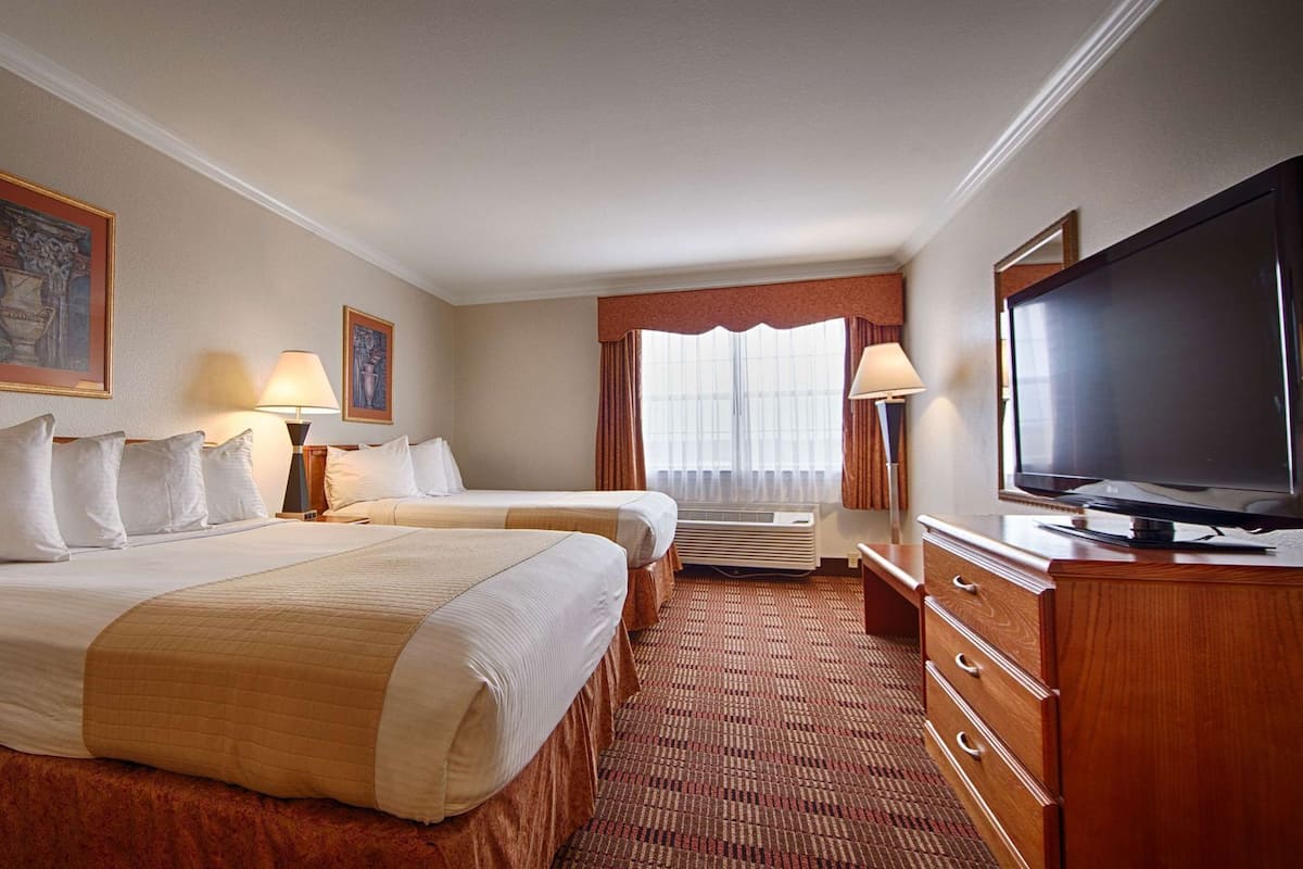 Premium bedding, in-room safe, desk, laptop workspace