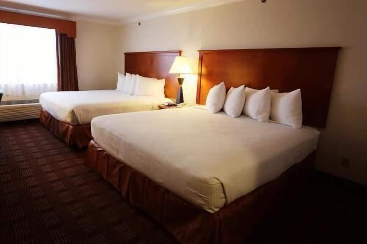 Premium bedding, in-room safe, desk, laptop workspace