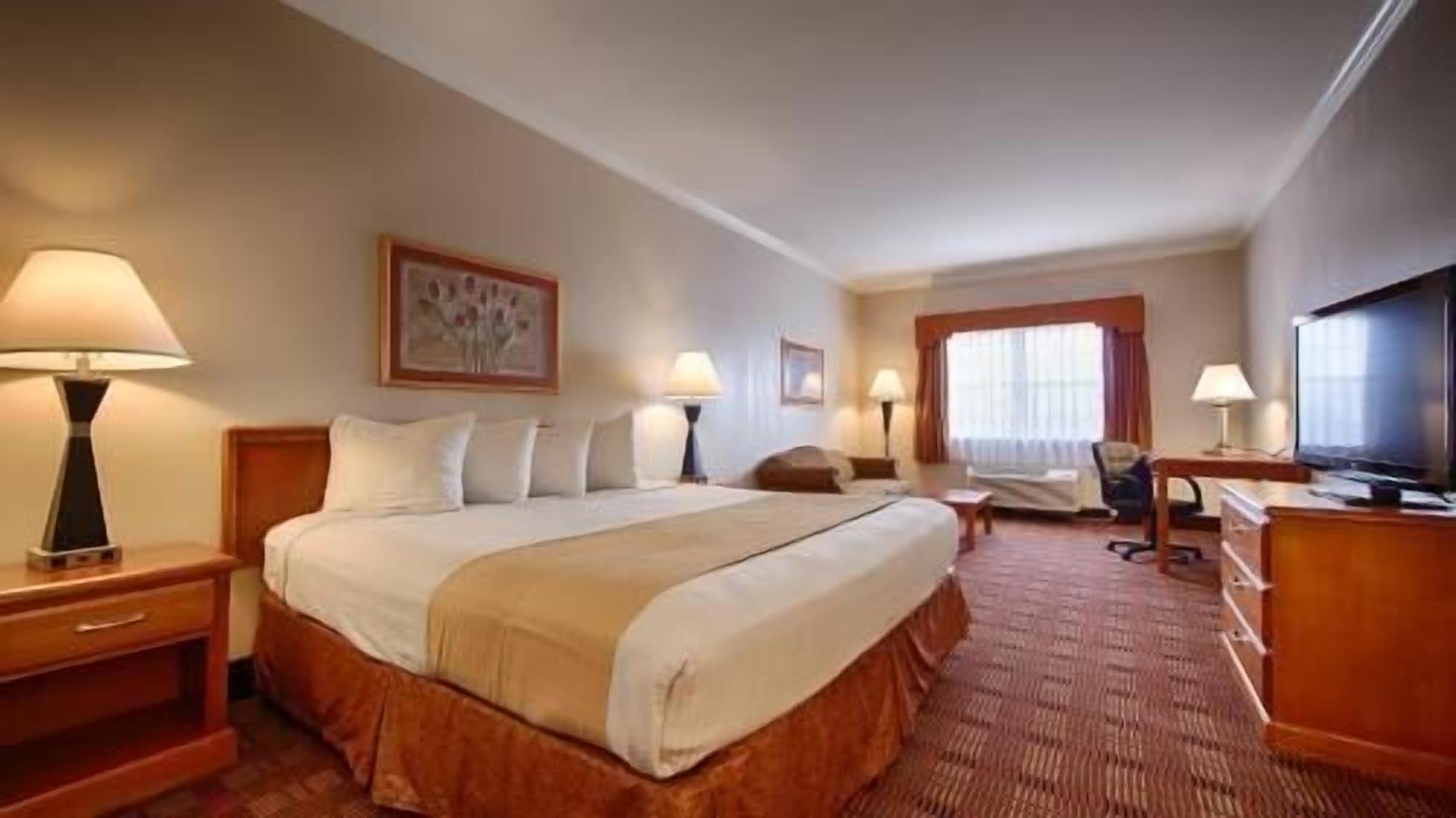 Premium bedding, in-room safe, desk, laptop workspace