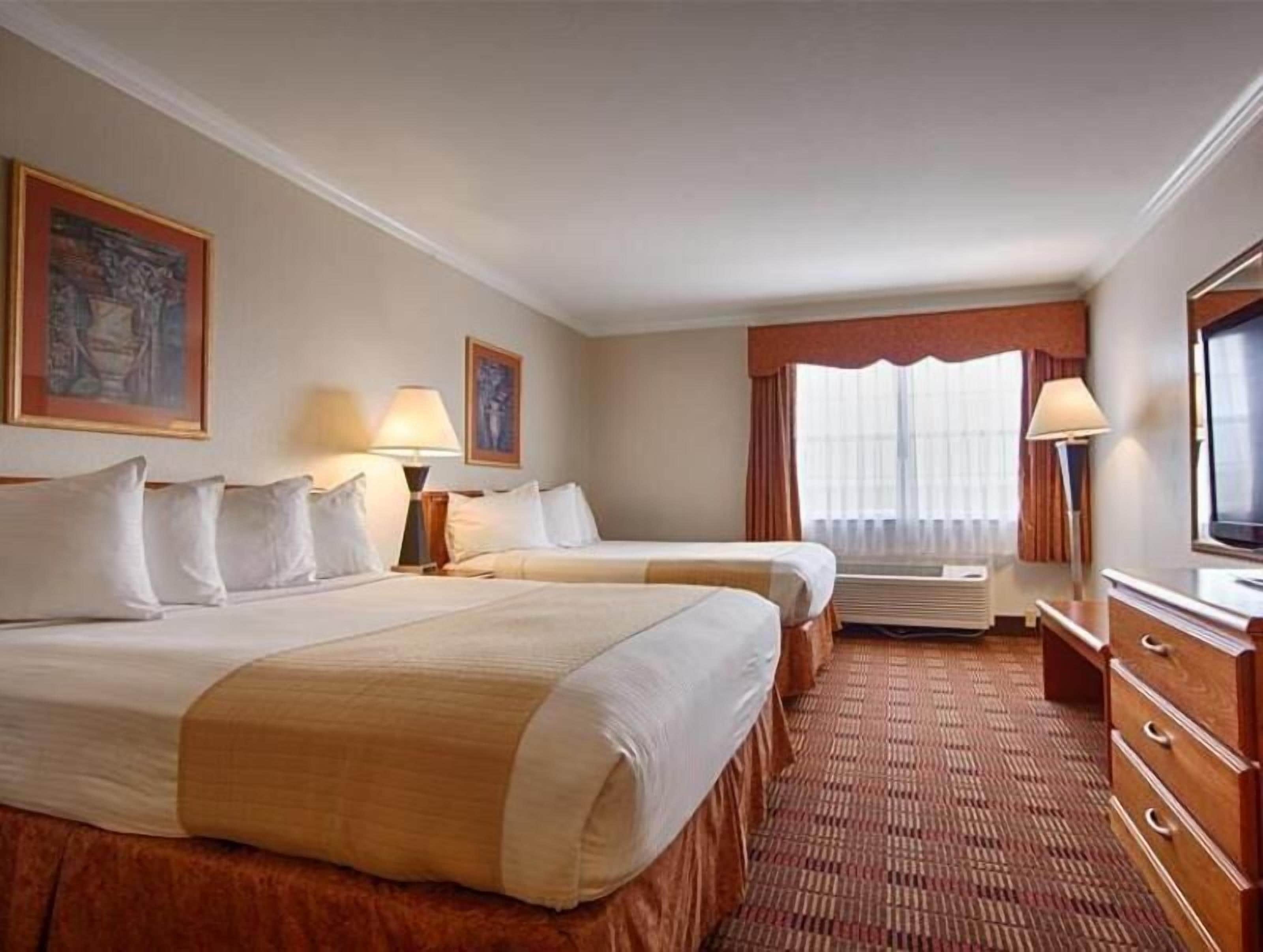 Premium bedding, in-room safe, desk, laptop workspace