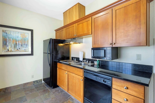 Suite, 1 letto king, non fumatori, angolo cottura | Una cassaforte in camera, una scrivania, tende oscuranti