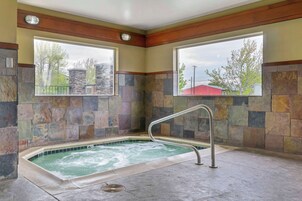 Una piscina techada, sillones reclinables de piscina