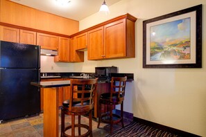 Suite, 1 King Bed, Non Smoking, Kitchenette | Private kitchen