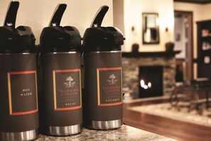 Coffee service - Country Inn & Suites by Radisson, Mason City, IA (Mason City)