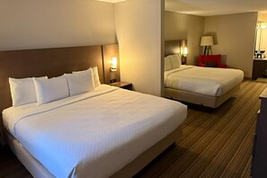 Suite estudio, varias camas, para no fumadores | Escritorio, espacio para trabajar con laptop y cortinas blackout
