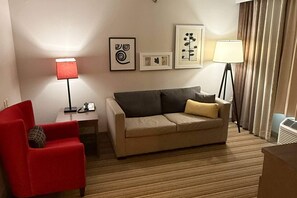 Desk, laptop workspace, blackout curtains, iron/ironing board - Country Inn & Suites by Radisson, Mason City, IA (Mason City)