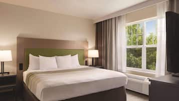 Escritorio, cortinas blackout y tabla de planchar con plancha