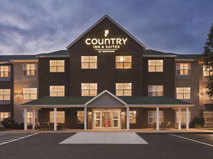 Ein Backsteinhaus mit einem Schild, auf dem 'Country Inn & Suites by Radisson' steht.