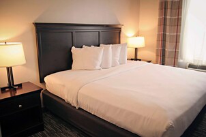 Escritorio, cortinas blackout y tabla de planchar con plancha 