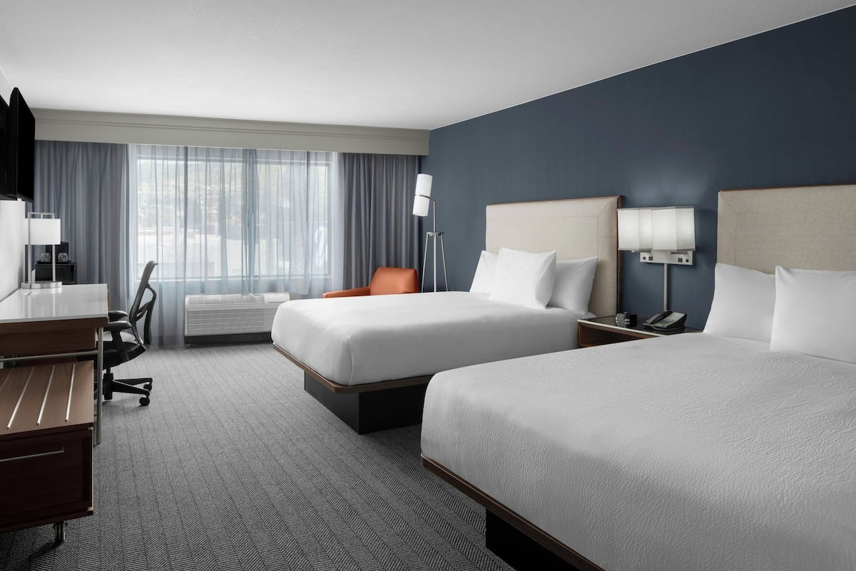 in-room safe, desk, laptop workspace, blackout curtains