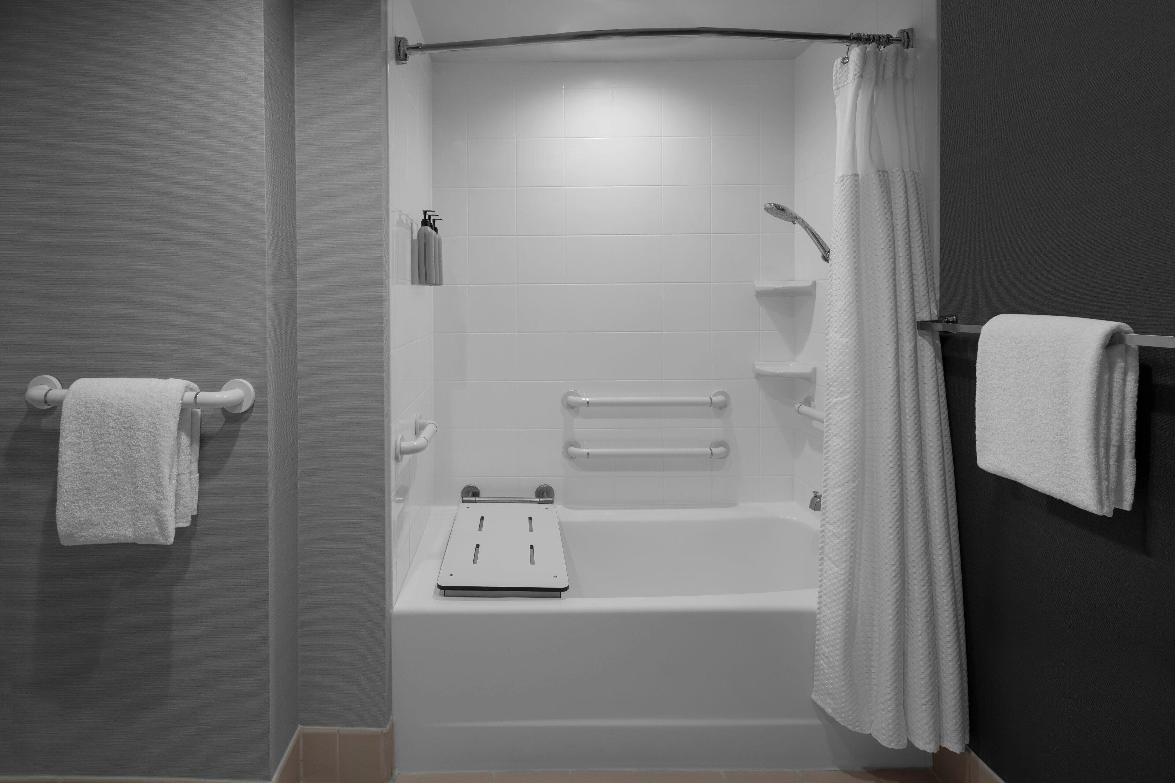 combined shower/bathtub, free toiletries, hair dryer, towels