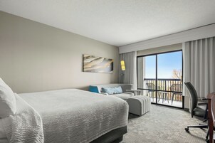 客房内保险箱、办公桌、笔记本电脑工作区、遮光窗帘