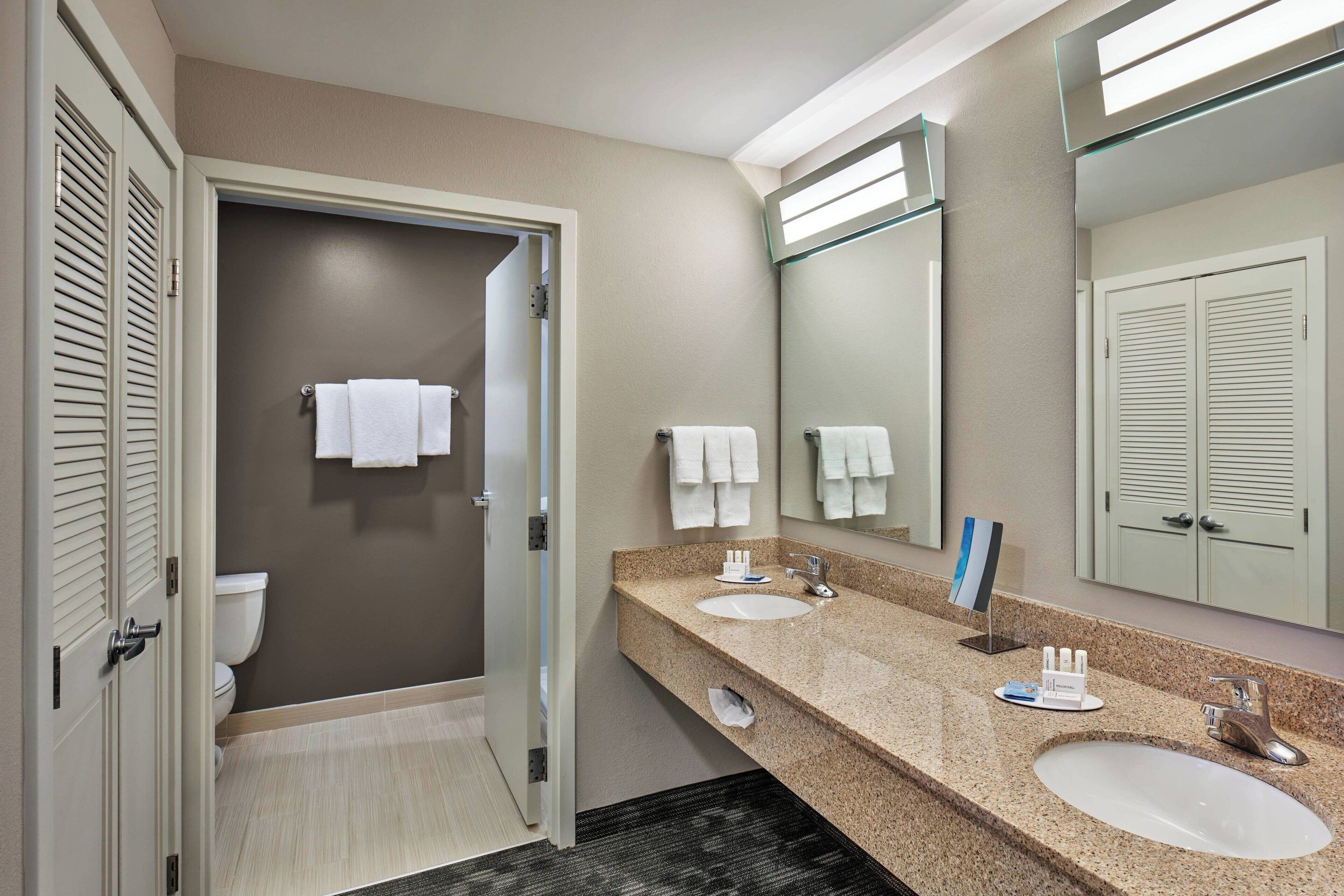 suite, 1 bedroom, non smoking | bathroom | combined shower/bathtub, free toiletries, hair dryer, towels