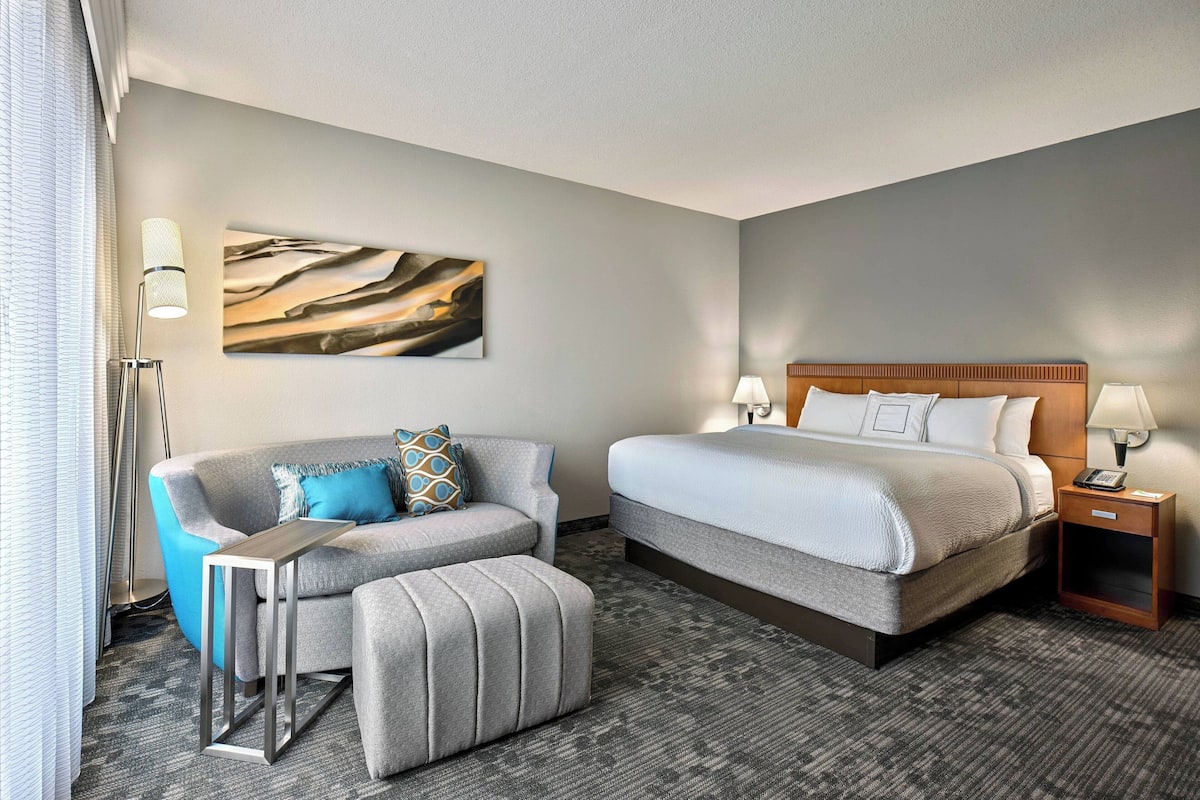 客房內保險箱、書桌、筆電工作空間、遮光布/窗簾
