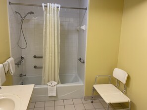 Single Room, Accessible | Bathroom | Combined shower/bathtub, free toiletries, hair dryer, towels