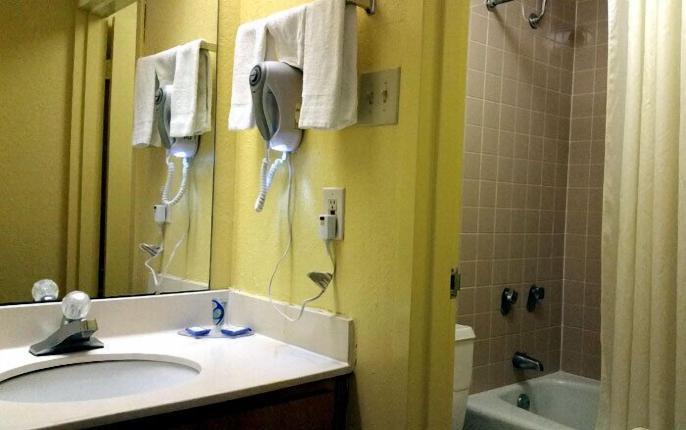 Combined shower/tub, free toiletries, hair dryer, towels