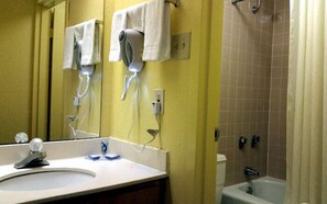 Duschwanne, kostenlose Toilettenartikel, Haartrockner, Handtücher