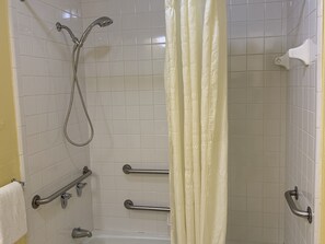 Combined shower/tub, free toiletries, hair dryer, towels