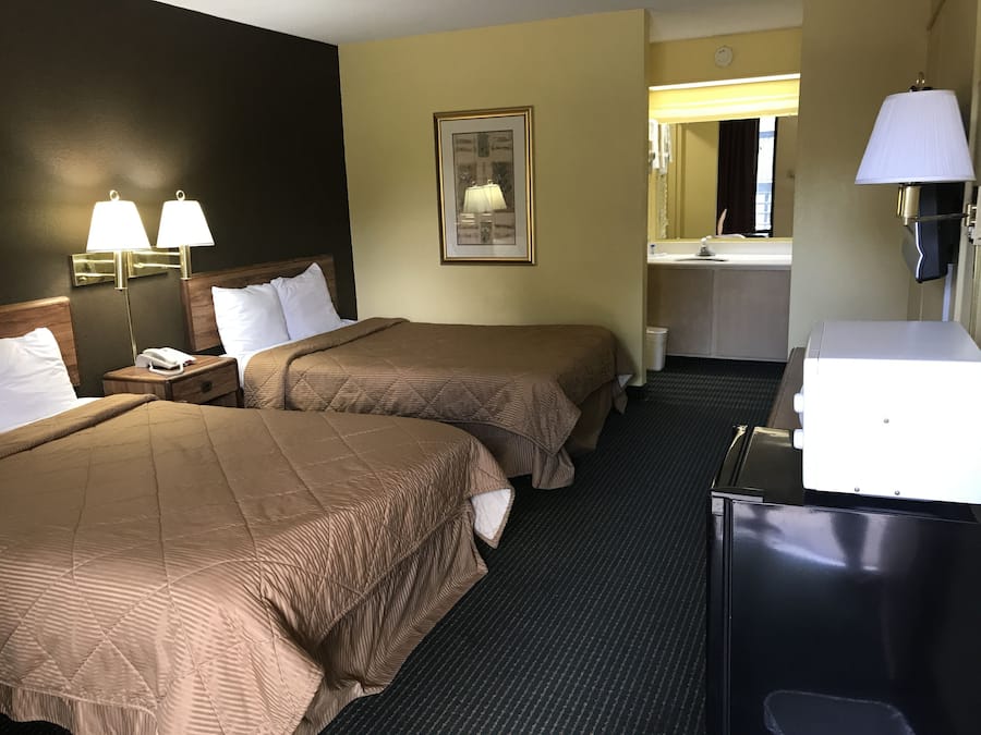 Quarto standard, 2 camas de casal | Wi-Fi de cortesia