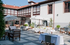 รับประทานอาหารกลางแจ้ง