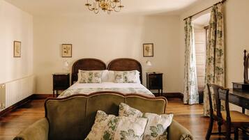 Junior kamer | Een kluis op de kamer, individueel gedecoreerd, individueel gemeubileerd