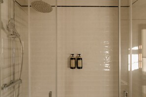 Bathtub, free toiletries, hair dryer, towels - Hotel PAX Casona del Busto (Pravia)